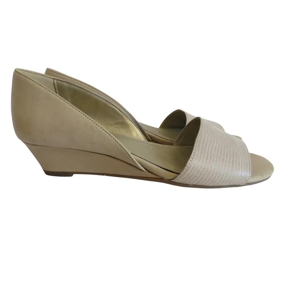 Bandolino Gerritsen Womens Beige Snakeskin Embossed Low Wedge Sandals‎ Size 6M